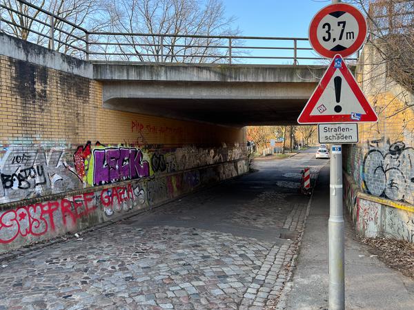 Die S-Bahnbrücke am Königsweg: „Achtung, Straßenschäden“ wird gewarnt. Noch. Im Herbst wird die Straße sicher und komfortabel zu befahren sein.