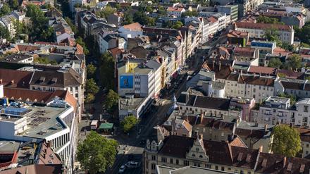 Drohnenansicht von Neukölln mit der Karl-Marx-Straße und der Richardstraße in Berlin