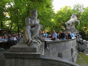 Weinbrunnen am Rüdesheimer Platz.