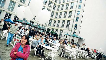 Hereinspaziert. Auf dem Hof des Tagesspiegel-Verlagshauses steigt beim Tag der offenen Tür nicht nur der Luftballon, sondern auch die Party. 