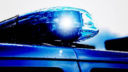 Ein Blaulicht auf einem Polizeiauto (Symbolbild).