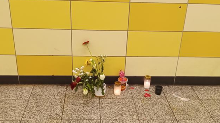 Blumen im Gedenken an den Verstorbenen im U-Bahnhof Lichtenberg. 
