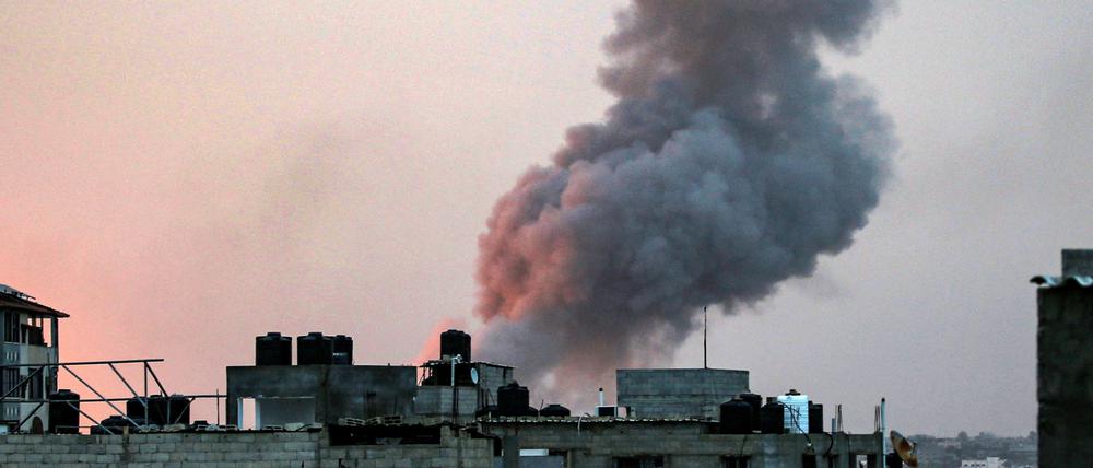 Rauch steigt über einem Gebäude in Rafah auf.