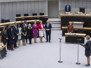 Die neue Regierung (l) wartet auf die Vereidigung durch vor Parlamentspräsidentin Cornelia Seibeld (r) im Saal.