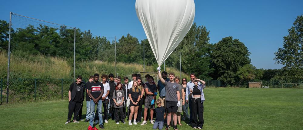 Gesamtschule am Schilfhof startet Stratosphärenballon im Rahmen eines bundesweiten Astronomieprojekts