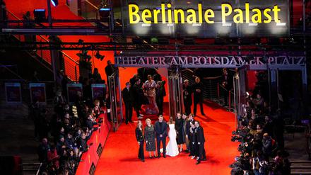 15.02.2024, Berlin: Die Berlinale-Jury steht während der Eröffnung der 74. Berlinale auf dem roten Teppich vor dem Berlinale-Palast. Die 74. Internationalen Filmfestspiele Berlin finden vom 15.-25.02.2024 statt. Foto: Soeren Stache/dpa +++ dpa-Bildfunk +++