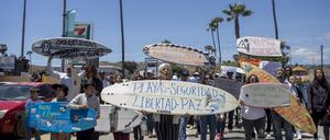 Protest gegen das Verschwinden von drei ausländischen Surfern in Ensenada im mexikanischen Bundesstaat Baja California.