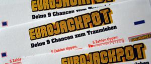 22.04.2024, Nordrhein-Westfalen, Düsseldorf: Lottoscheine für den Eurojackpot liegen auf einem Tisch.