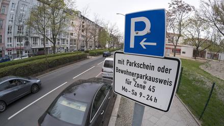 Hinweisschild zum kostenpflichtigen Parken oder Parken mit einem anwohnerparkausweis in der Wichertstrasse in Berlin-Prenzlauer Berg Halteverbot