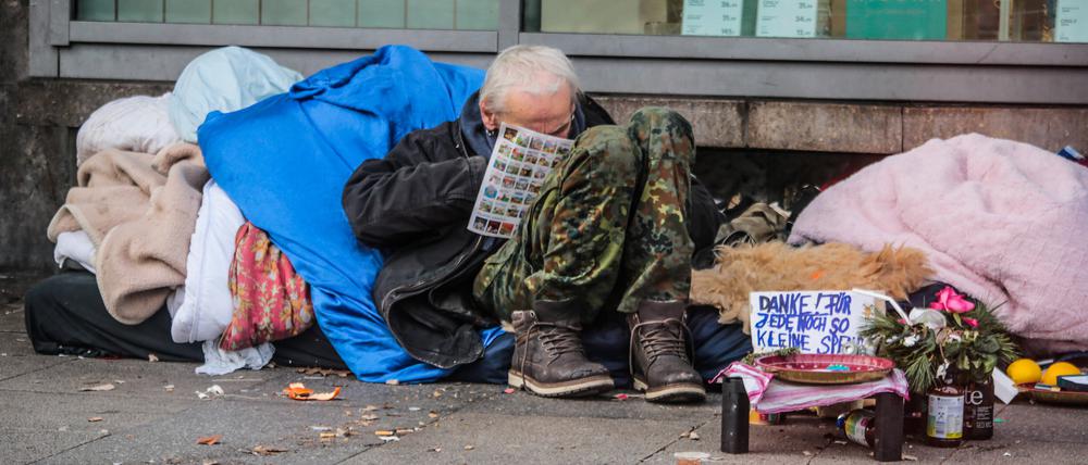 Ein Obdachloser auf dem Hermannplatz in Berlin Neukölln.