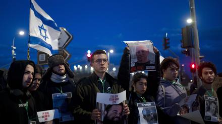Angehörige von Geiseln und ihre Unterstützer protestieren in Jerusalem.
