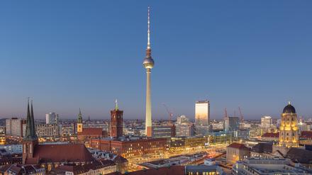 Ein Blick über das abendliche Berlin Richtung Alexanderplatz.