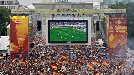 Tausende Zuschauer verfolgten auf der Fanmeile am Brandenburger Tor in Berlin das WM-Fußballspiel zwischen Deutschland und Argentinien im Jahr 2006.