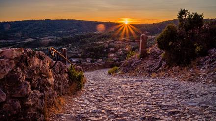 Sonnenuntergang über einem Bergweg nahe der französischen Ortschaft Moustiers-Sainte-Marie.