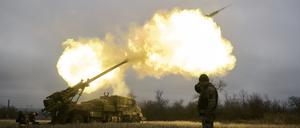 Ukrainische Soldaten feuern in Awdijiwka eine Haubitze auf russische Stellungen. Das Archivbild stammt von Dezember 2022. 