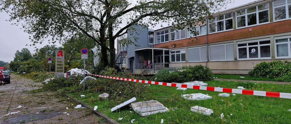 Abgesperrt ist nach dem nächtlichen Unwetter ein stark beschädigtes Gebäude in Brandenburg an der Havel. (Archivbild)