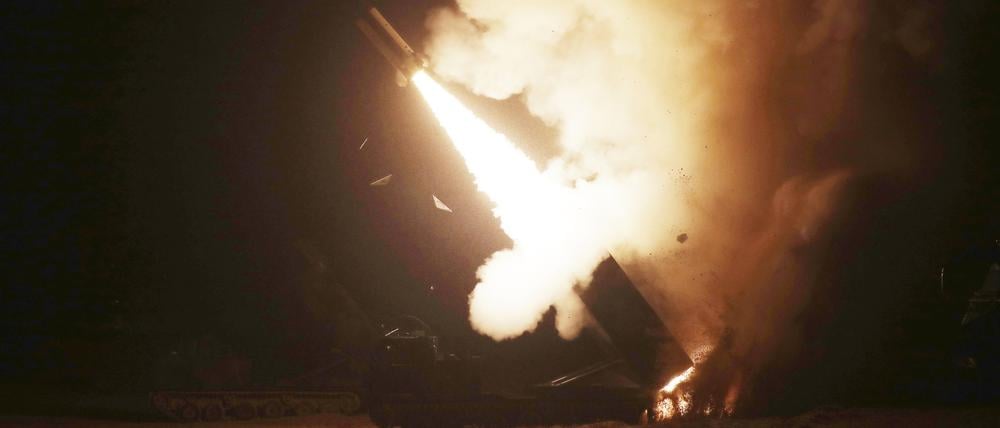 Eine Rakete des Army Tactical Missile Systems (ATACMS) wird während einer gemeinsamen Militärübung zwischen den USA und Südkorea an einem ungenannten Ort in Südkorea abgefeuert (Archivbild vom 05.10.2022).