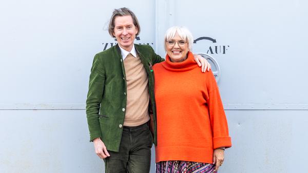 Regisseur Wes Anderson mit Bundeskulturstaatsministerin Claudia Roth (Grüne) am Rande von Dreharbeiten in Babelsberg.