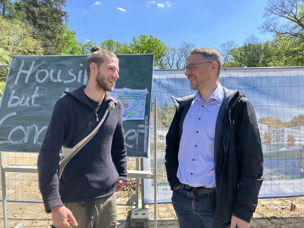Vor dem geplanten Wohnheim: Jakob Drews spricht mit dem Geschäftsführer des Studentenwerks Potsdam, Peter Heiß (l.).