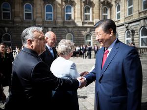 Hungarian Prime Minister Viktor Orban welcomes Chinese President Xi Jinping at the Buda Castle in Budapest, Hungary, May 9, 2024. PM Office/Vivien Cher Benko/Handout via REUTERS THIS IMAGE HAS BEEN SUPPLIED BY A THIRD PARTY. NO RESALES. NO ARCHIVES