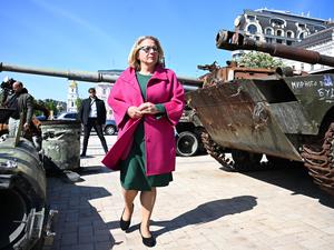 Svenja Schulze zwischen den Wracks russischer Panzer und abgeschossener Raketen, die in der Stadtmitte von Kiew ausgestellt sind