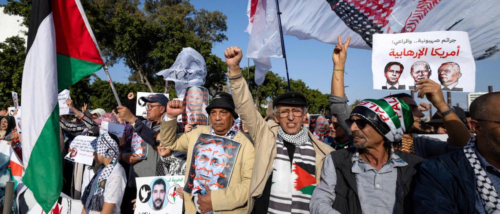 Marokkaner demonstrieren gegen die US-Unterstützung für Israels im Krieg in Gaza. König Mohammed VI.  ist einer der engsten Verbündeten der USA in der Region.