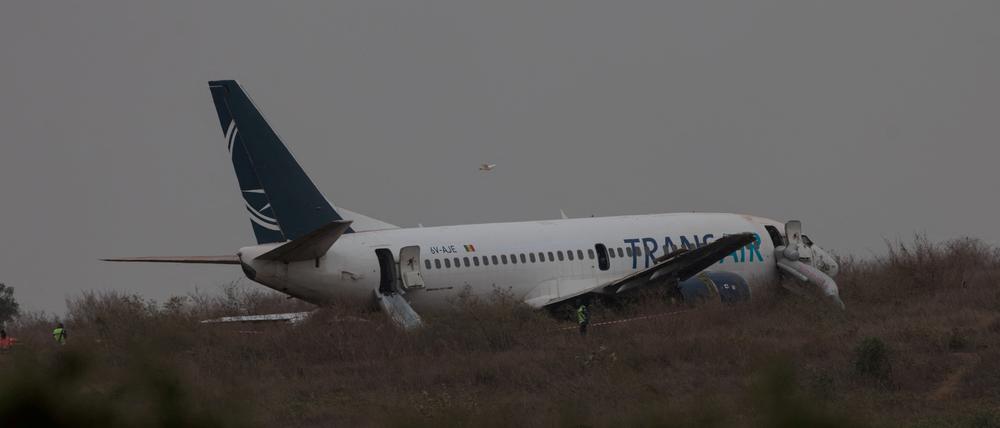 Ein von der Startbahn abgekommenes Flugzeug auf dem Flughafen in Dakar am 9. Mai 2024.