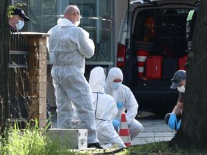 Forensische Experten untersuchen den Tatort in Berlin-Spandau.