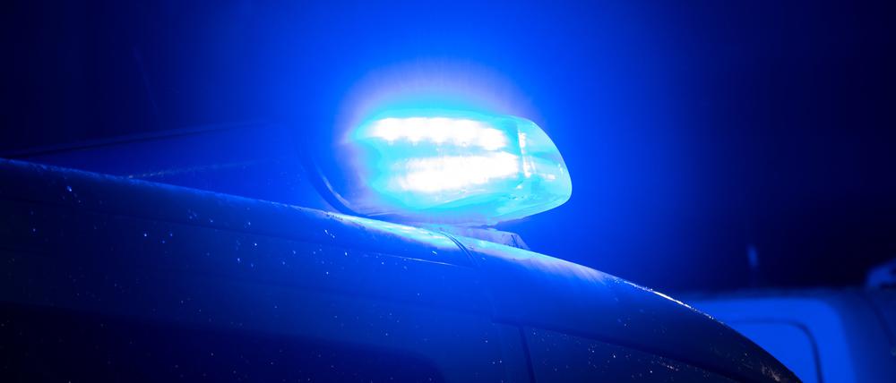 ARCHIV - 24.11.2023, Bremen: Ein Blaulicht leuchtet auf dem Dach eines Polizeiwagens. (zu dpa: «35-Jähriger nach Bedrohung seiner Familie vom SEK festgenommen») Foto: Sarah Knorr/dpa +++ dpa-Bildfunk +++