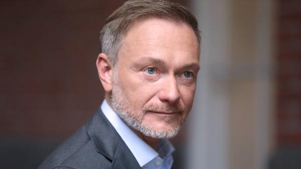 Parteichef Christian Lindner macht einen Rundgang auf dem Bundesparteitag der FDP Ende April in Berlin. 