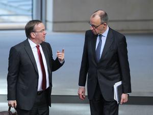 Bundesverteidigungsminister Boris Pistorius (SPD, l.) und CDU-Chef Friedrich Merz im Bundestag