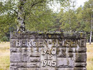 Steinwand auf dem Gelände der Gedenkstätte Bergen-Belsen im Landkreis Celle. Im April 1945 befreiten britische Truppen das Konzentrationslager Bergen-Belsen, in dem über 52.000 Menschen starben.