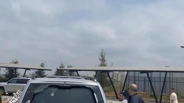 Palästinensische Studenten beschädigen ein deutsches Diplomaten-Auto in der Westbank.