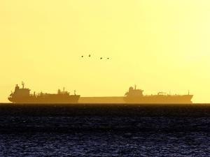 ine Gruppe von Öltankern wartet bei Sonnenuntergang auf die Einfahrt in das PDVSA-Dock in Guaraguao (Venezuela), um mit Öl versorgt zu werden. 
